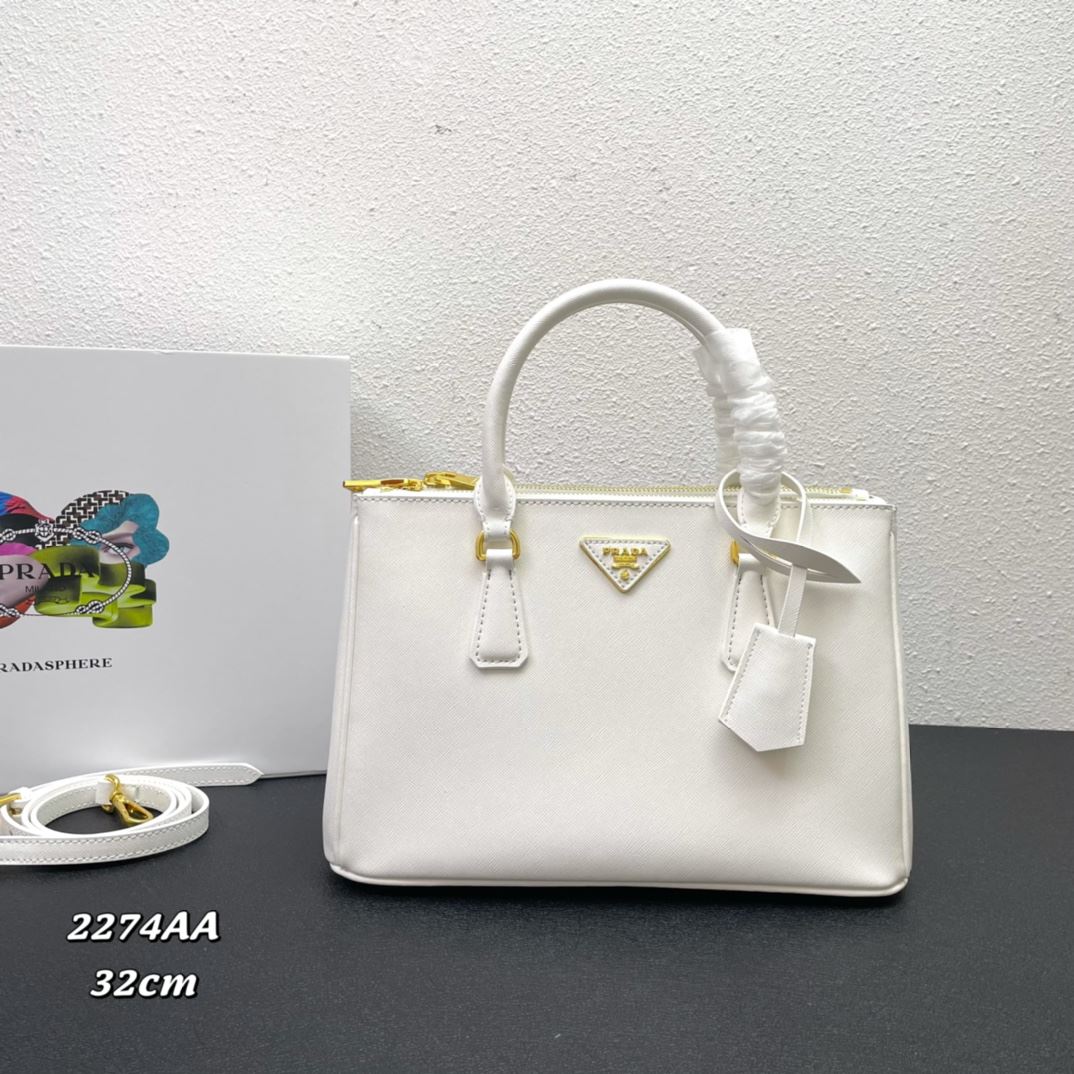 Pra*a shopping bags